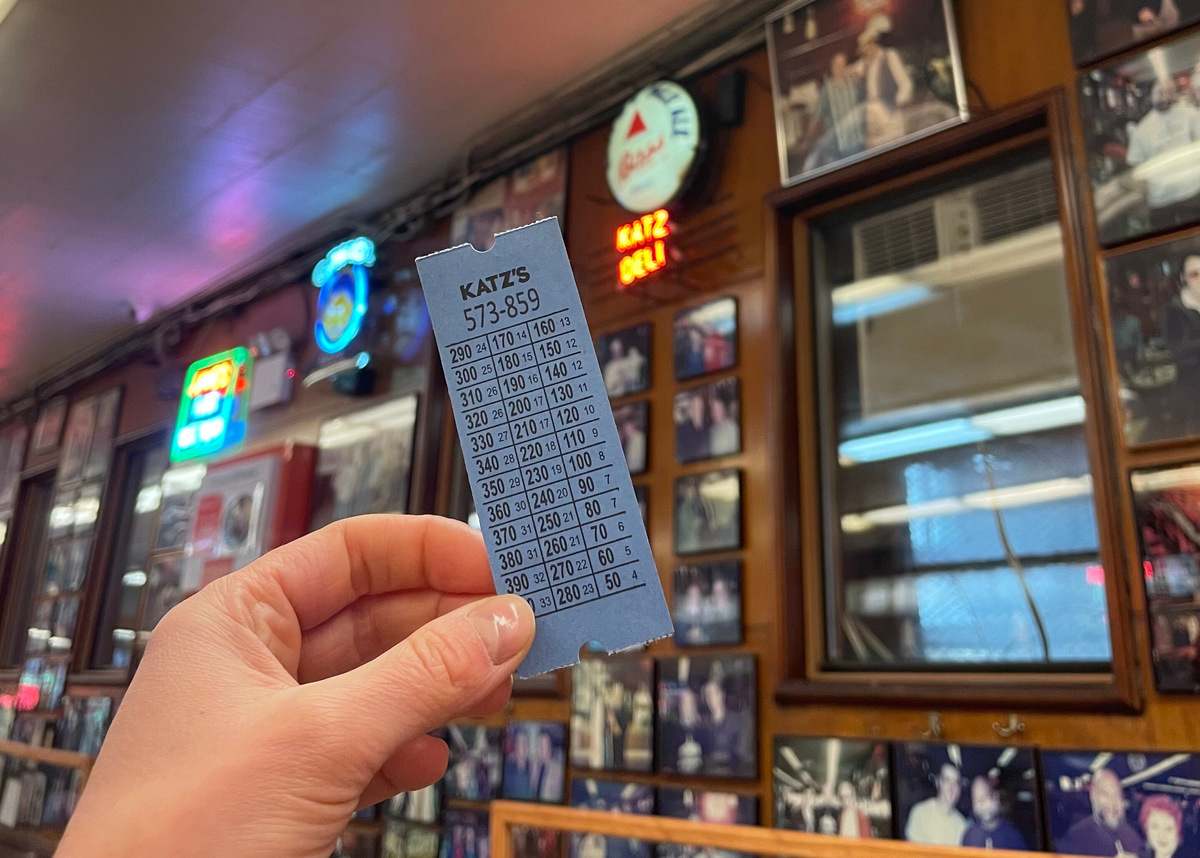 В закусочной «Деликатесы Каца» самые вкусные бутерброды с пастромой в городе. Система оплаты — аутентичная, с билетиком, на котором повар отмечает заказанные блюда, нужно на выходе заглянуть в кассу