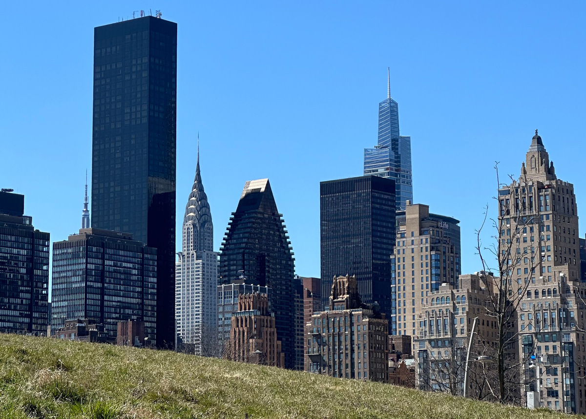 Добраться до Рузвельт-Айленда можно на фуникулёре. С острова открывается отличный вид на Манхэттен, что делает прогулку ещё более приятной