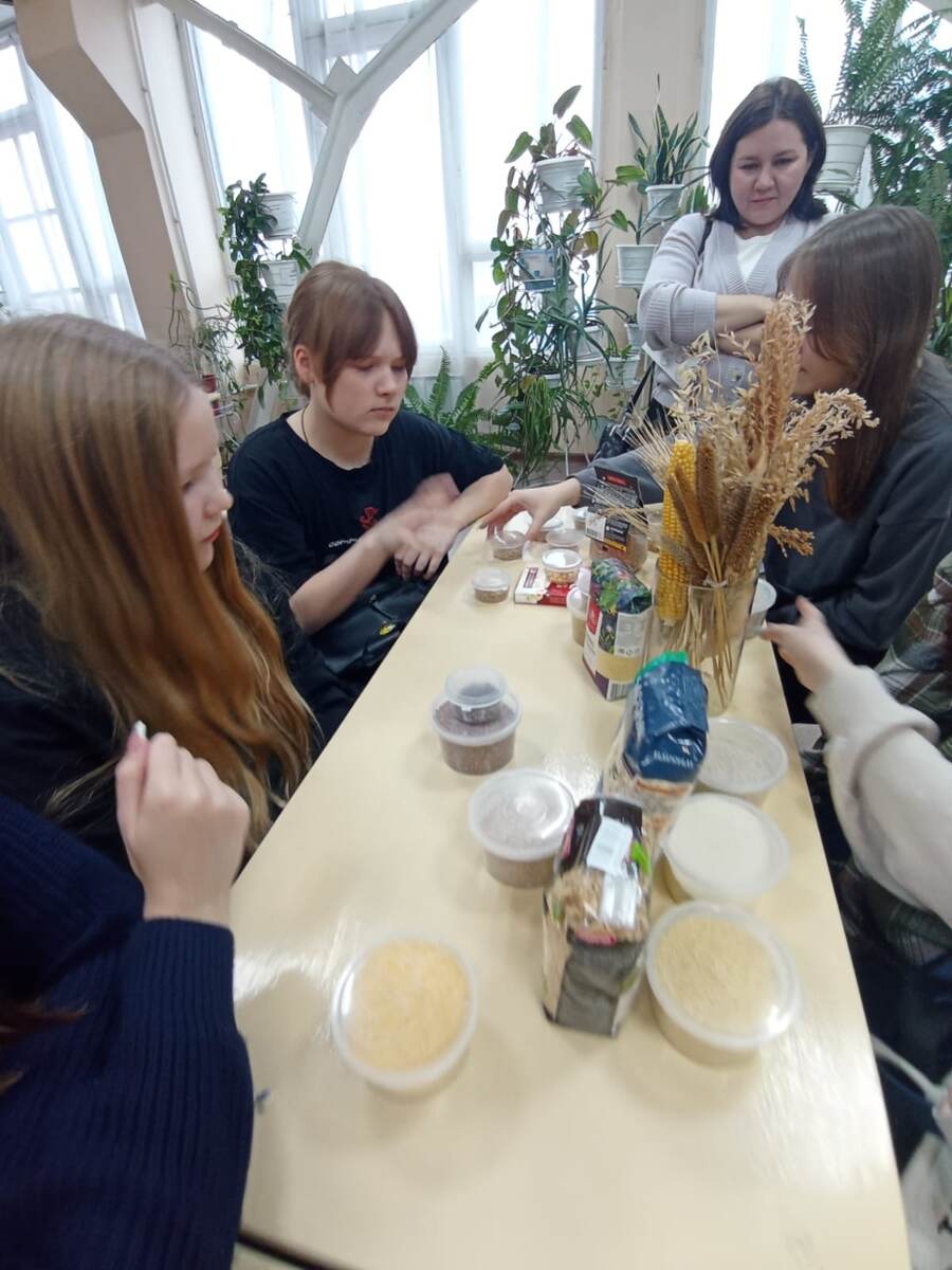 Педагоги УрГАУ подготовили для ребят необычные задания. Например, в одной из аудиторий нужно было соотнести крупы с зерном, из которых они изготовлены