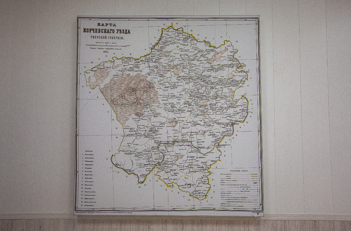 Карта Корчевского уезда Тверской губернии (нынешнего Конаковского района Тверской области). На этих землях Н.В. Верещагин основал российское промышленное сыроварение. В музее Н.В. Верещагина при Конаковском сыродельном заводе "Верещагин". Конаково, Тверская область. Фото автора статьи 