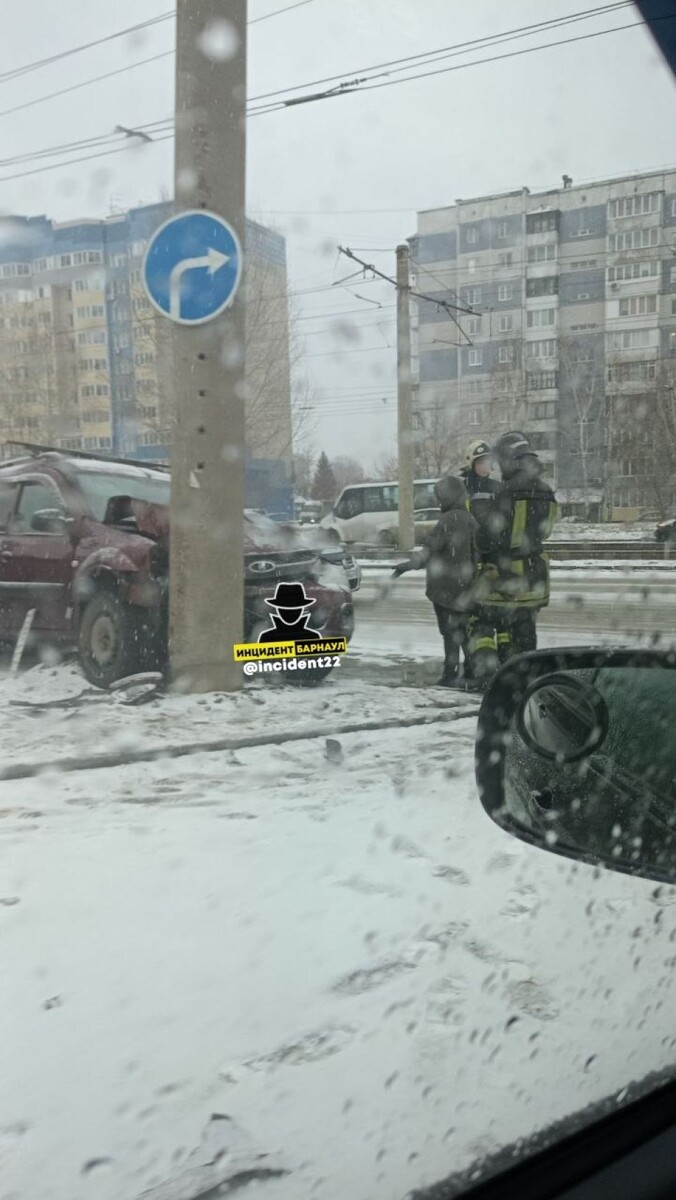    ДТП на ул. Малахова. Источник: t.me/incident22