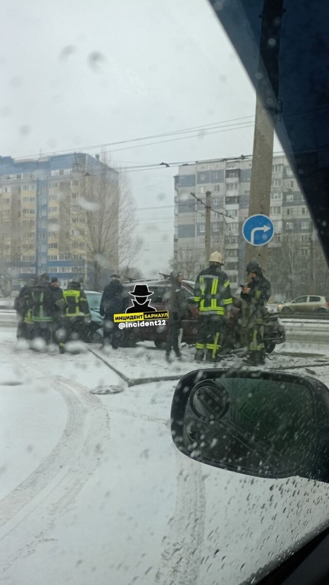    ДТП на ул. Малахова. Источник: t.me/incident22