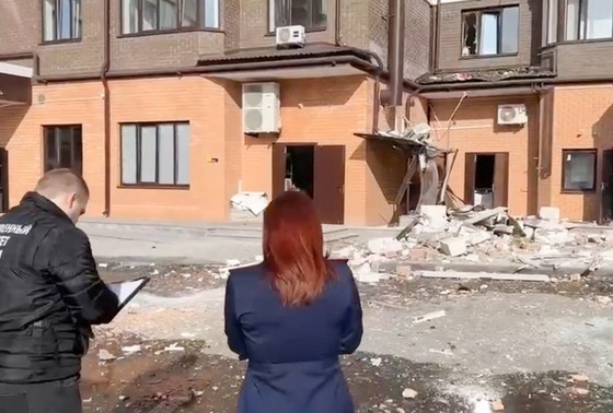    Сотрудники СК РФ на месте происшествия после взрыва газа в многоквартирном доме