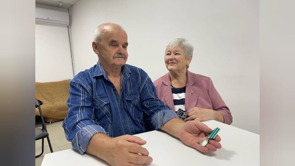    Медаль - как награда за тридцать лет на строительство дороги. Фото Олега Размоскина. Олег Размоскин