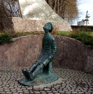 Памятник Циолковскому в г. Боровск. Именно там, ещё до жизни его в Калуге, им были заложены основы отечественной космонавтики. Да и мировой тоже. Воистину, лишь в России зипуны и валенки так запросто сочетаются с Теорией Космических Эр и теорией Лучистого Человечества! Более пронзительного памятника Циолковскому я даже помыслить себе не могу