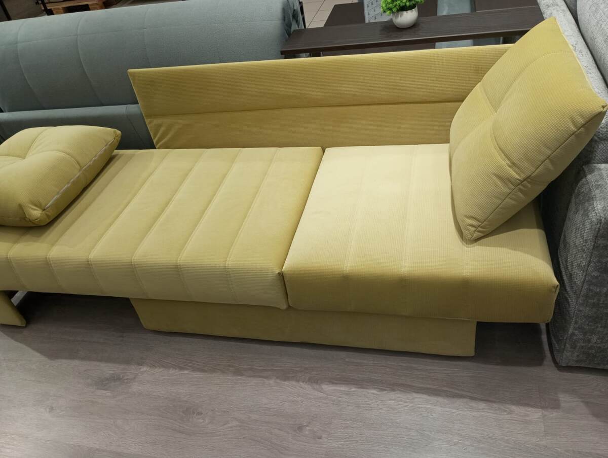 Фото 2. Кушетка в спальном положении