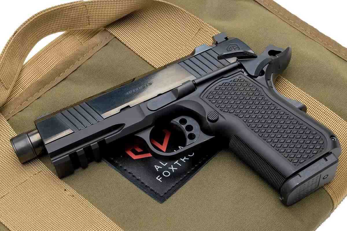 Модель 1911-S15 от Alpha Foxtrot — это впечатляющее оружие. Его создала компания, известная своим мастерством в оружейном деле.