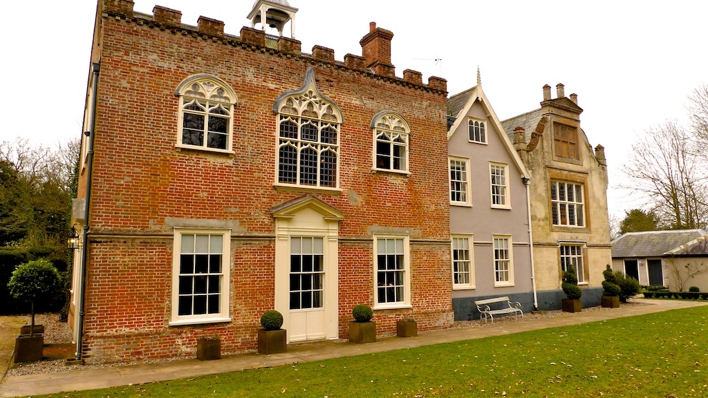 Яксли-холл (на его облик повлиял большой пожар, случившийся в 1992 году)