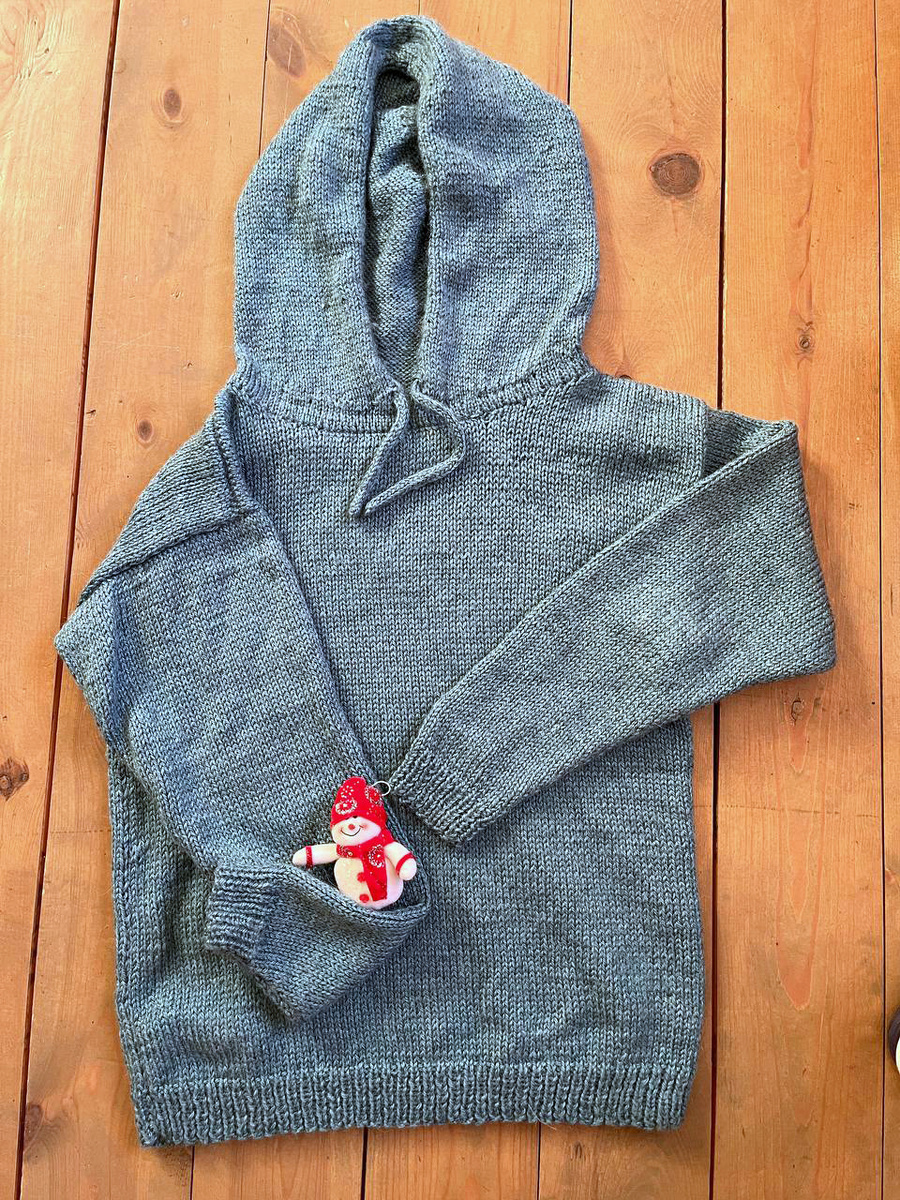 Свитер с капюшоном спицами