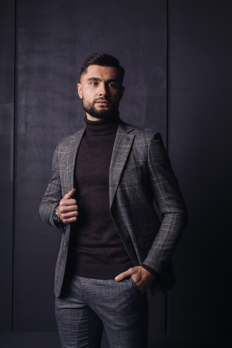 Сочетание коричневого цвета на костюме и трикотаже, делает образ продуманным и элегантным