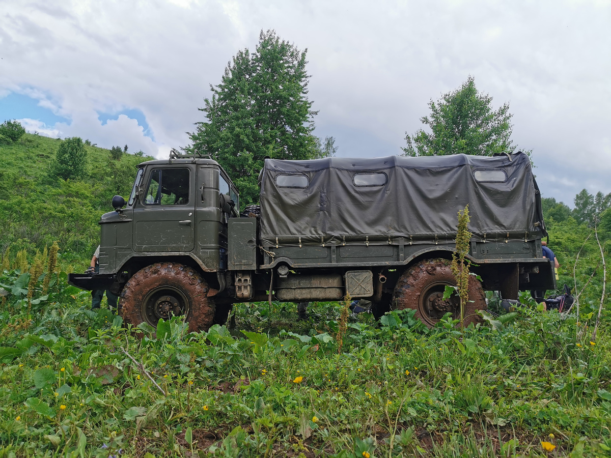 Это, конечно, не такси и не бла-бла кар, но на такой машинке только по горам и ездить. Ода "шишиге" есть в первой статье на этом канале