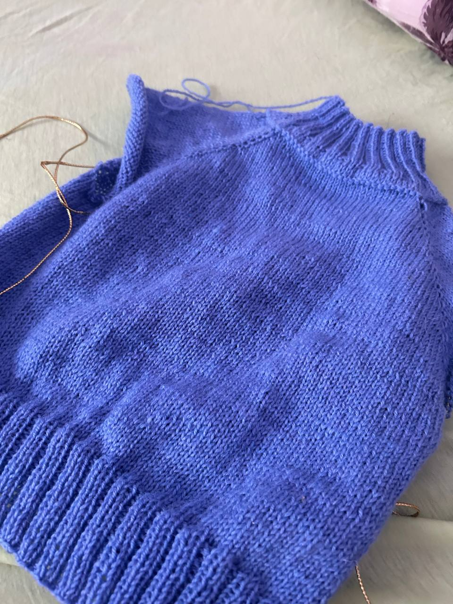 Связала свитерок для своего годовалого малыша, удивительно, что я после длительного перерыва, наконец, смогла освоить классический способ вязания. 