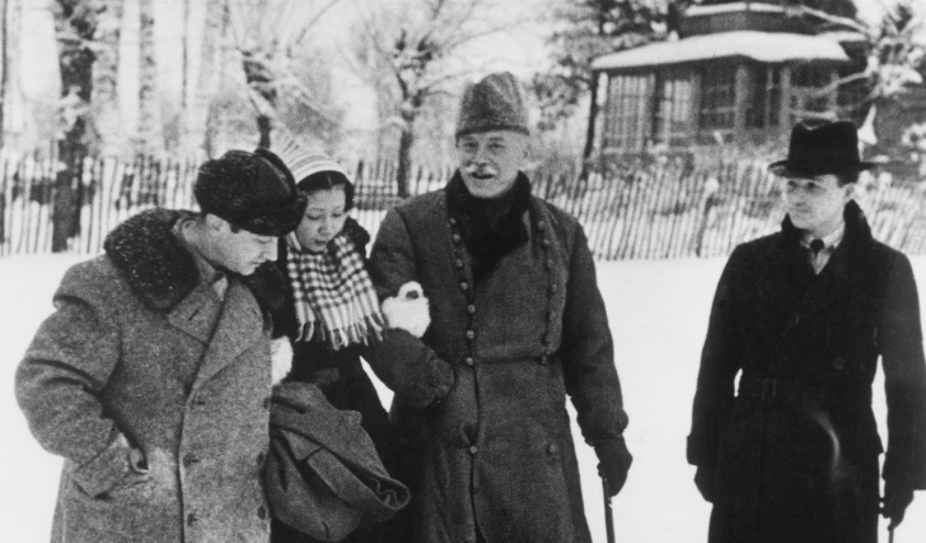 Фридрих-Вернер фон дер Шуленбург [в центре].