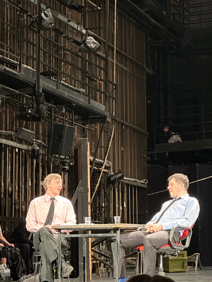 Сцена из спектакля "Макбет. Кино". Театр Ленсовета. Фото автора.