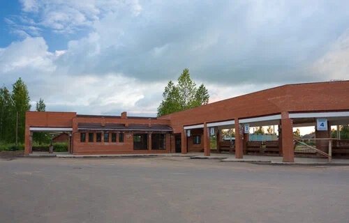 Автостанцмя "Старая русса"Народ собирается только  к приезуду автобуса