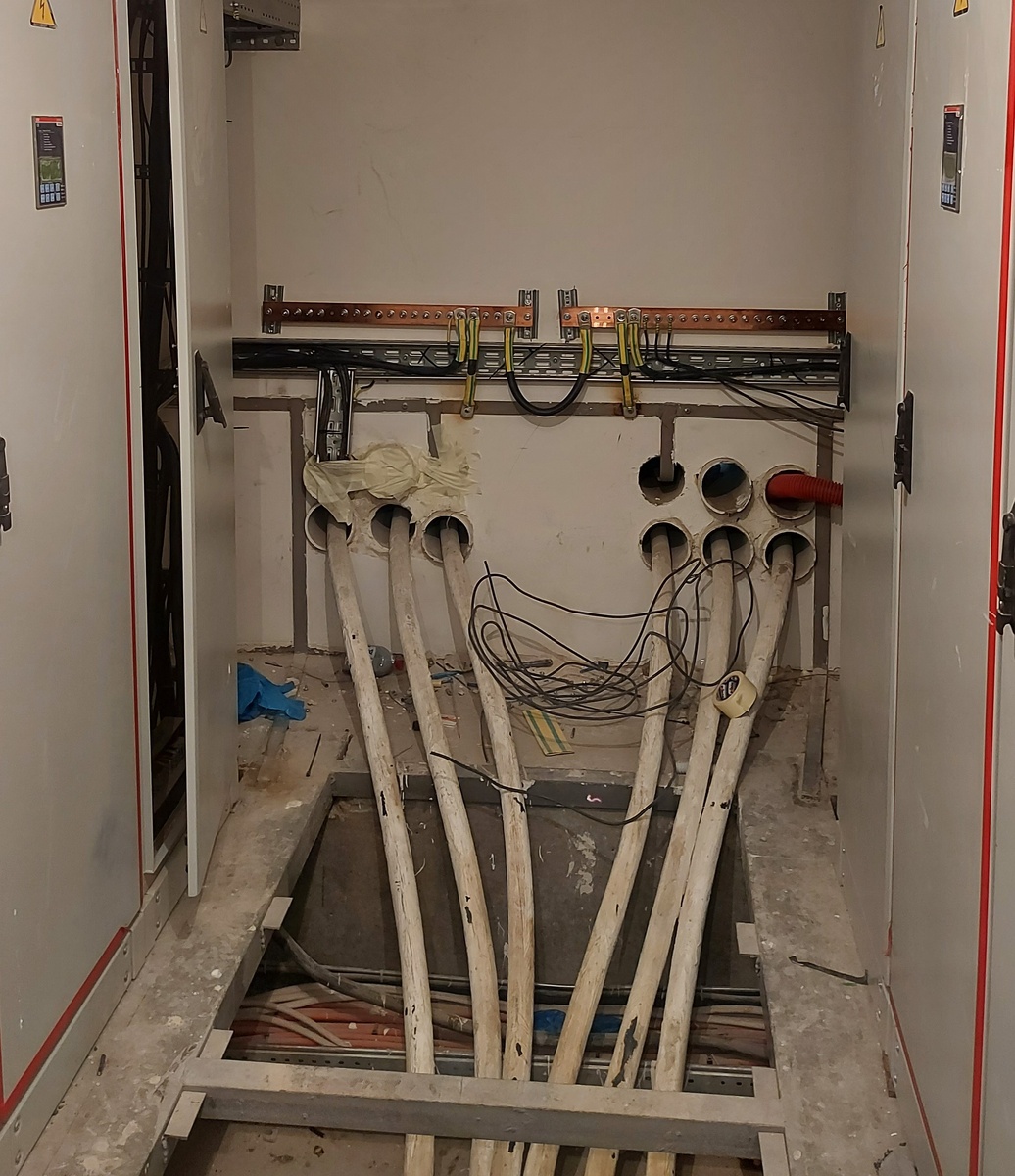 Рисунок 2. ВРУ на этапе монтажа. Изображены открытые шины подключения заземляющих устройств. Изображение выполнено командой НПО ЭлектроРазработки