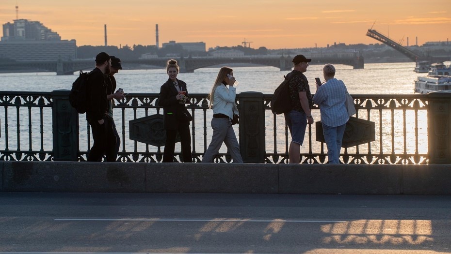    Прохожие на Дворцовом мосту. Автор фото: Ермохин Сергей
