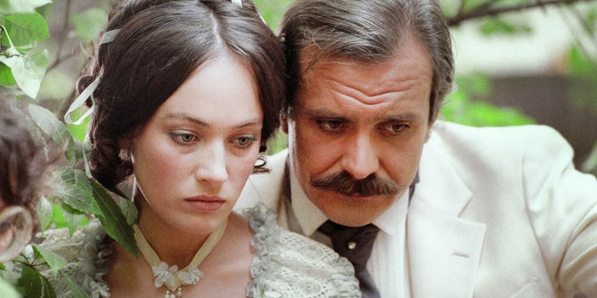 Лариса Гузеева в роли Ларисы Огудаловой и Никита Михалков в роли Паратова в фильме "Жестокий романс" 1984 г. по интерпретации пьесы "Бесприданница" А. Н. Островского