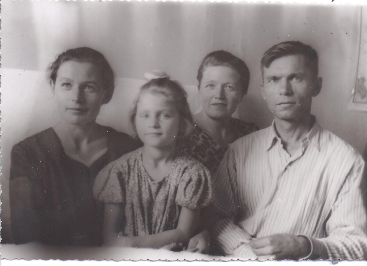 Анастасия, Серафима, Мария Петровна (моя бабушка), дядя Вася