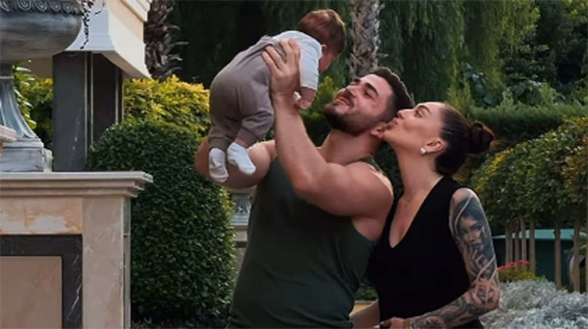 Рома Капаклы и Таня Мусульбес с дочкой Мией. Фото: соцсети Ромы Капаклы