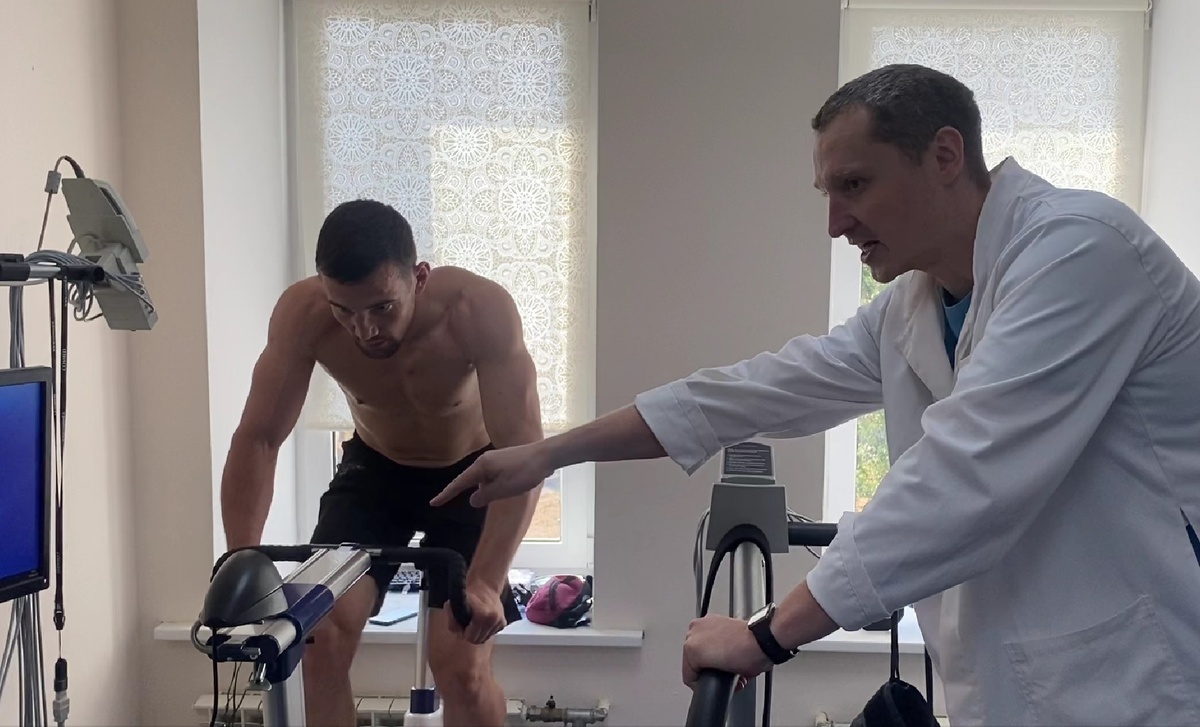 Готовимся выполнять спринтерские ускорения (Боец ММА Евгений Табаровский, Международный Центр Охраны Здоровья)