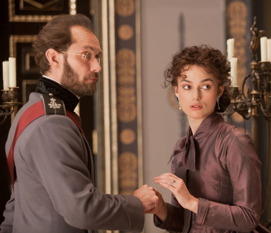 Джуд Лоу в роли Алексея Каренина и Кира Найтли в роли Анны Карениной в фильме "Анна Каренина" 2012 г. по одноименному роману Л. Н. Толстого