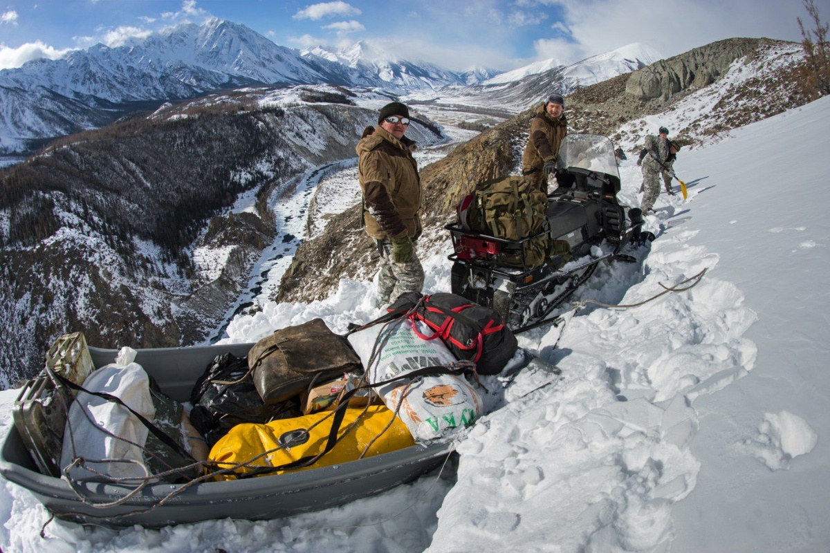 (с) Игорь Чупин. Инспектора во время рейда по территории кластера "Аргут" Сайлюгемского нацпарка. 