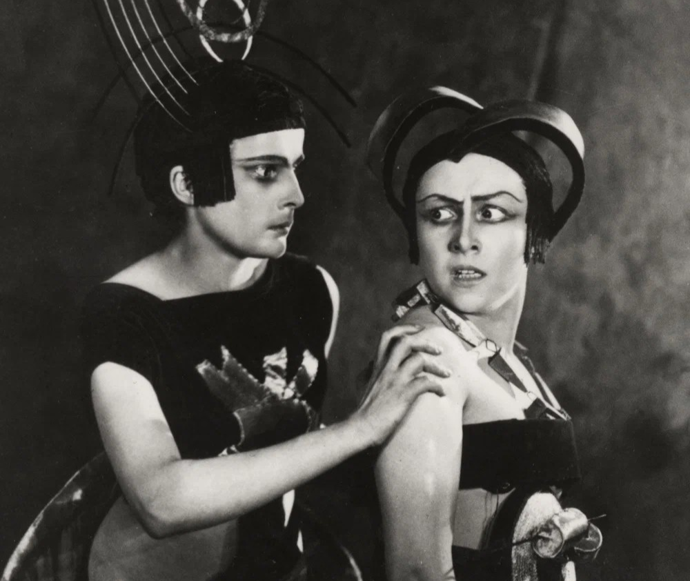 Актриса Юлия Солнцева и актриса Александра Перегонец в фильме Якова Протазанова «Аэлита» (Aelita)