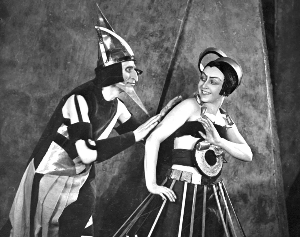 Актер Иосиф Толчанов и актриса Александра Перегонец в фильме Якова Протазанова «Аэлита» (Aelita)