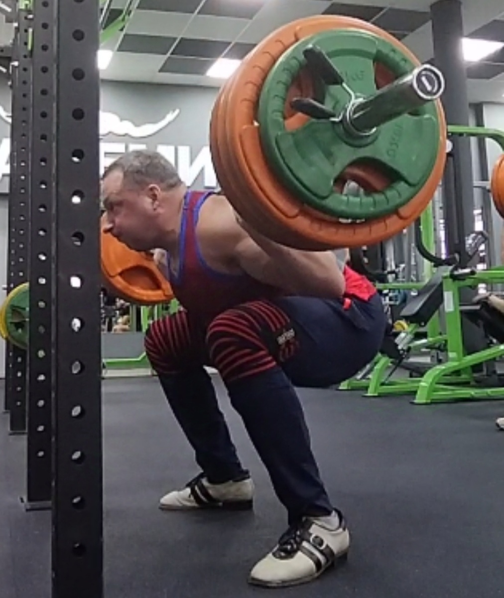 Хотите верьте, хотите нет - по мере увеличения веса на штанге забыл о болях в коленях 😄