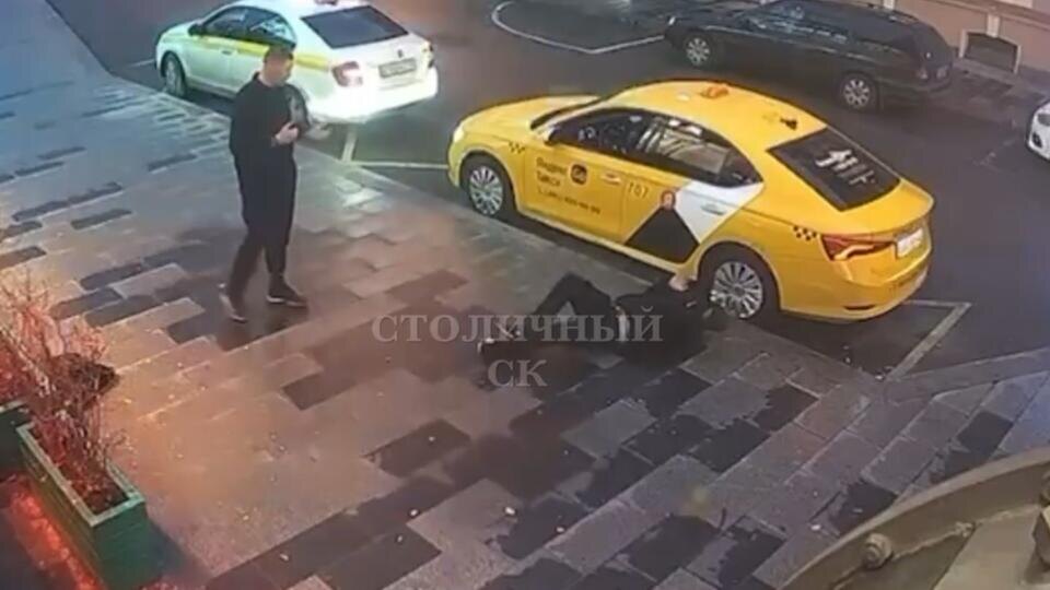     Мужчина избил и затоптал до смерти приятеля в центре Москвы Скриншот видео