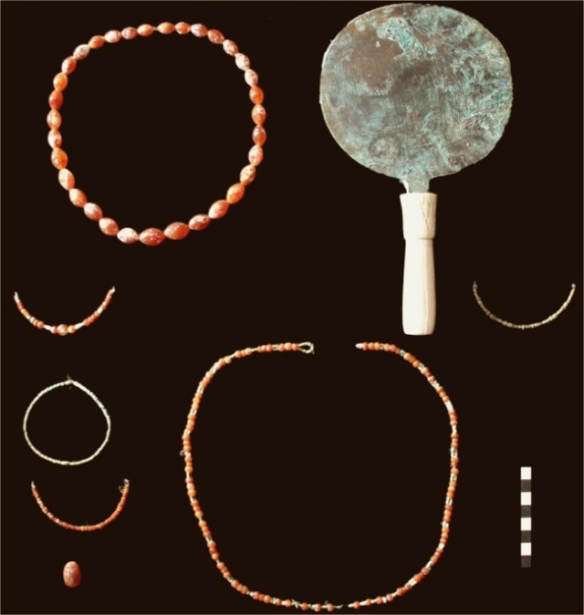 Уникальные артефакты, обнаруженные в захоронениях. Украшения сохранились на удивление хорошо.