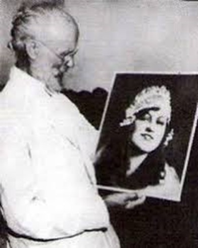 Карл Танцлер влюбился в кубинскую красавицу Елену «Хелен» Милагро де Ойос. Фото: www.sinisterisles.com