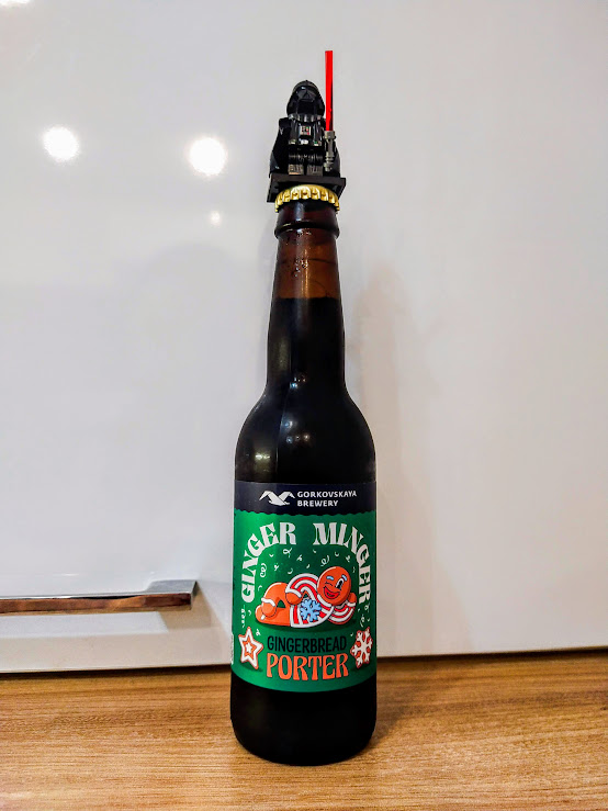 На этикетке всем знакомая имбирная печенька(по мультику Шрек, например)