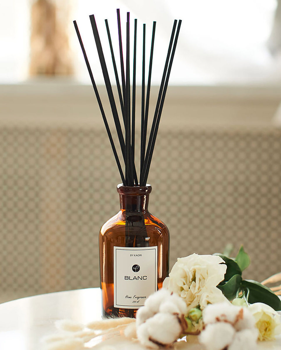 верхние ноты: альдегиды, роза, розовый перец средние ноты: пион, фиалка, африканский апельсиновый цвет
базовые ноты: белый мускус, древесные ноты, сандал