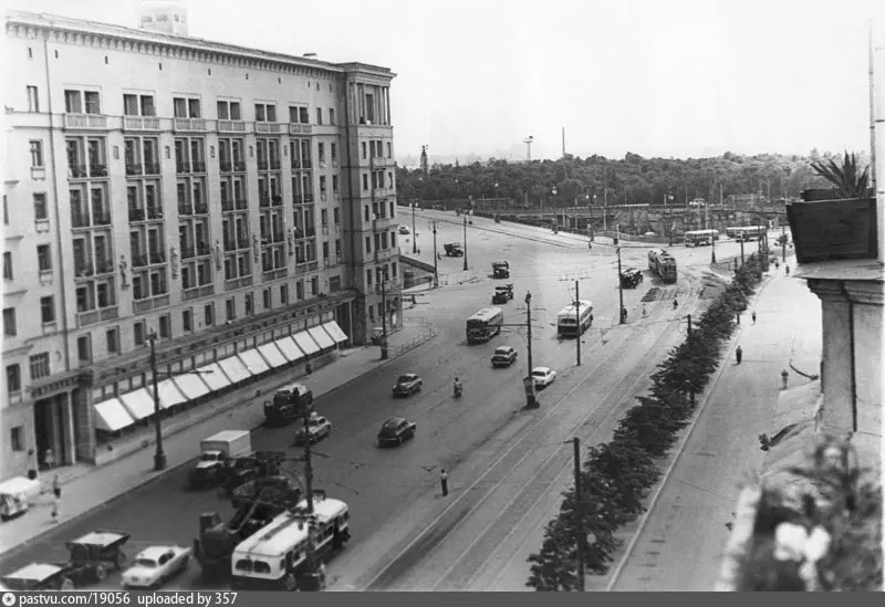 К сожалению, более старых снимков дома нет. Этот 1960 года. Вид в сторону Краснопресненского путепровода. Автор фото: О.А. Бускин. С сайта www.pastvu.com.