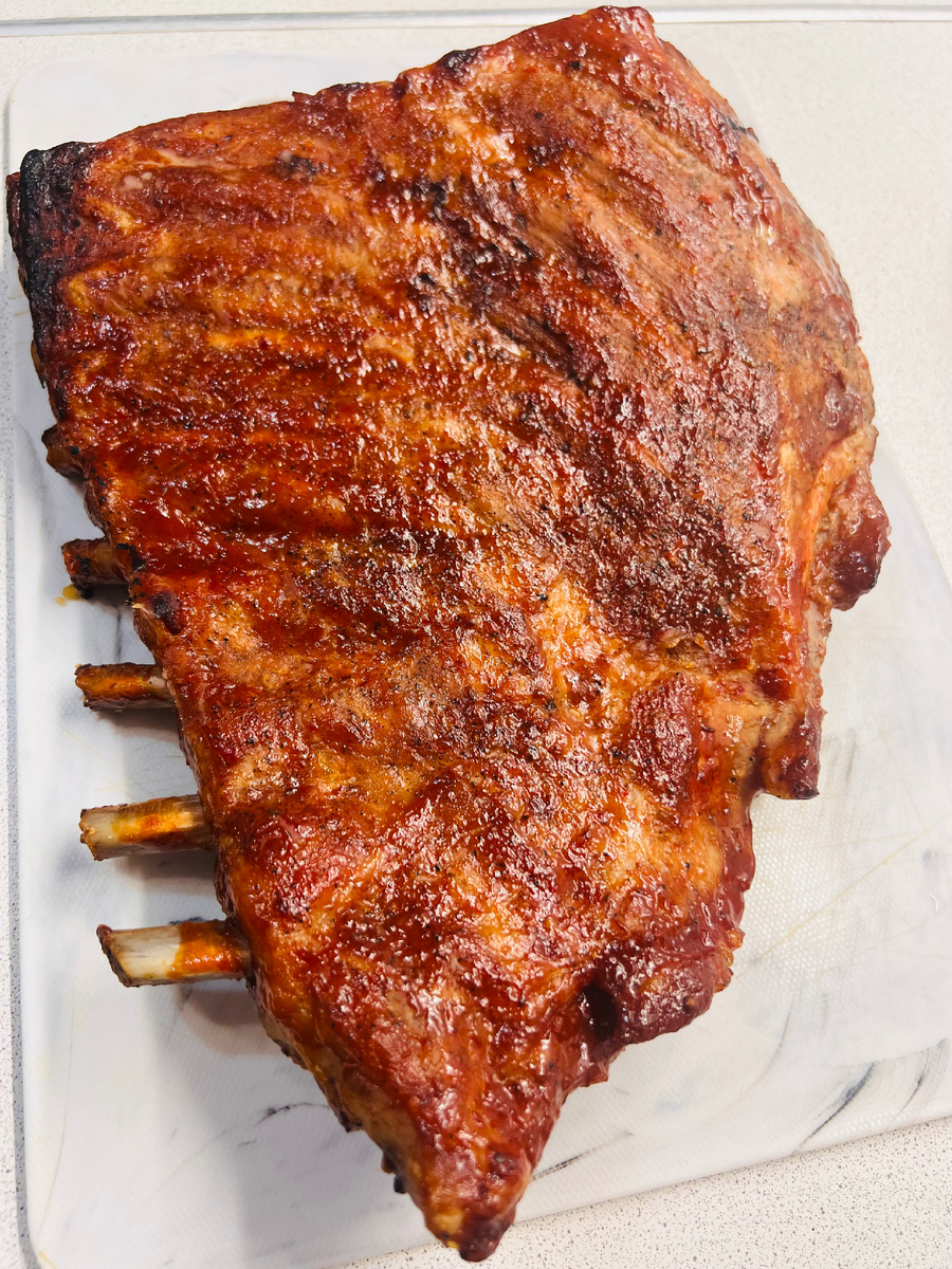 Выбираем рёбра помясистее,натираем солью и перцем.