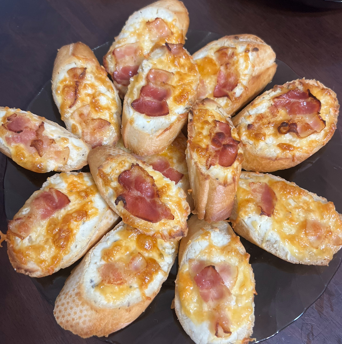 Режем багет,мажем творожным сыром,сверху посыпаем любым тёртым сыром и кладём копчённый бекон.🥓 Ставим в духовку на 200 градусов на 10 минут.