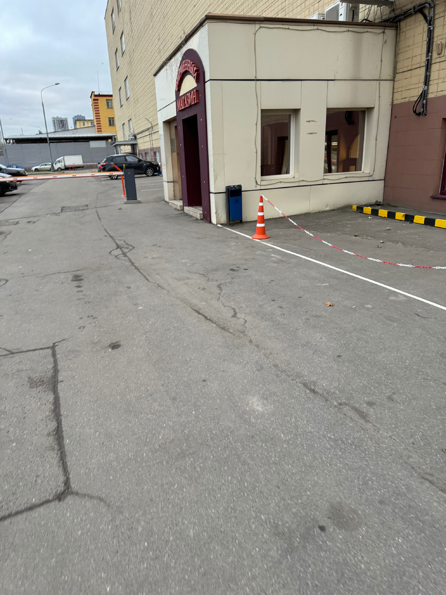 Встречает неорганизованной парковкой 