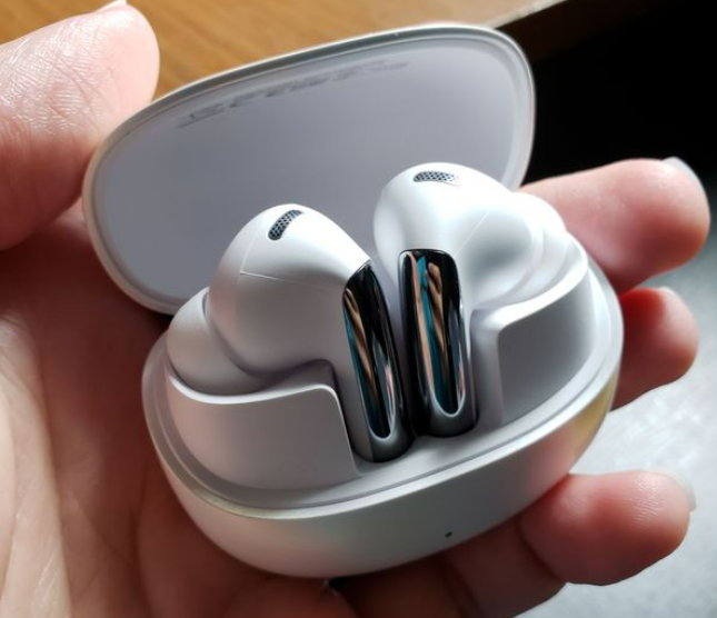 QCY MeloBuds Pro:  комфортные наушники на каждый день