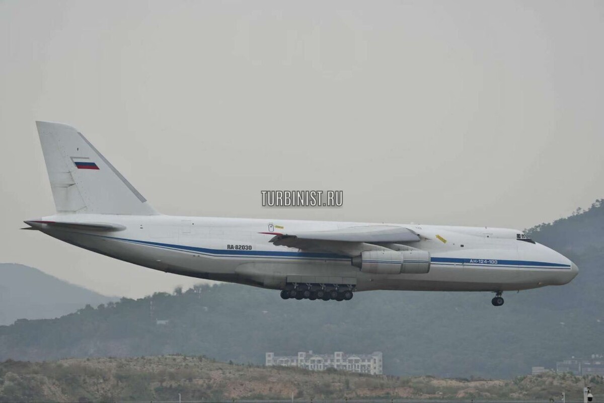 Посадка транспортника Ан-124 Руслан на авиасалоне Airshow China 2024