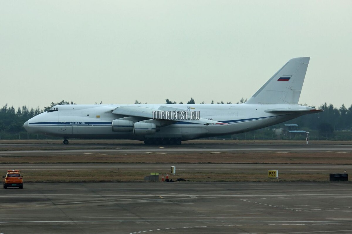 Посадка транспортника Ан-124 Руслан на авиасалоне Airshow China 2024