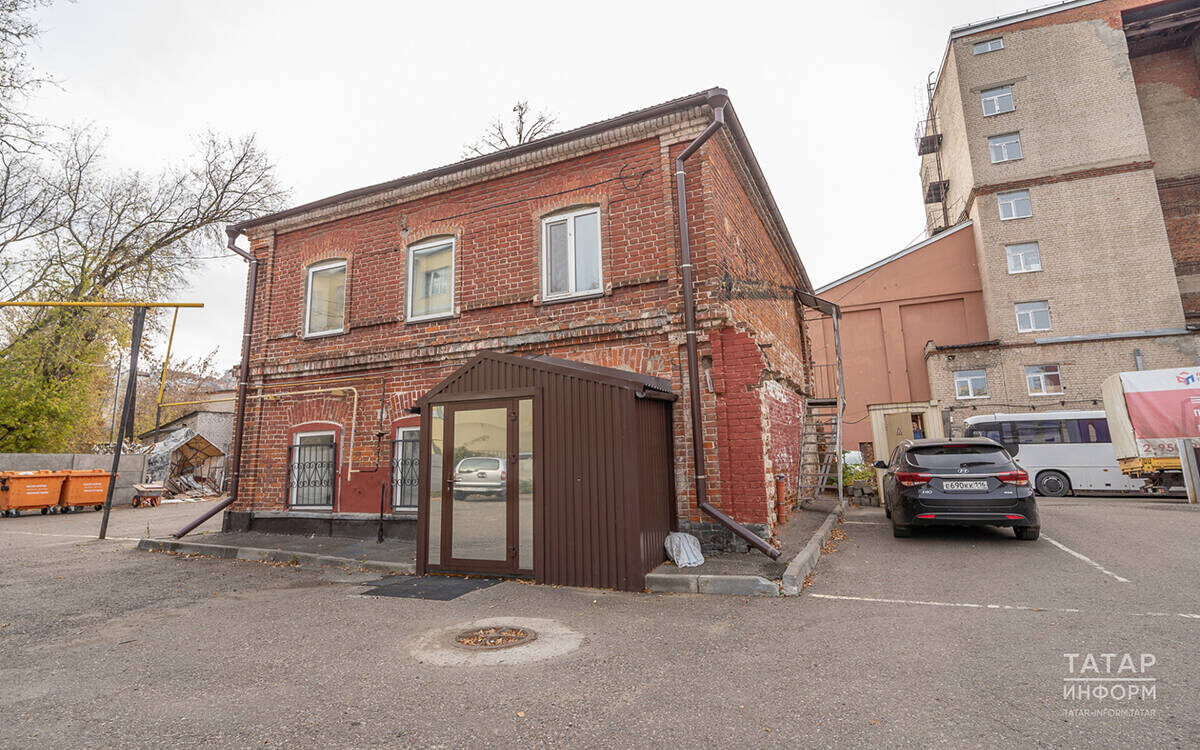 ​«Угловая часть дома принадлежит гражданке Щербининой, она приватизировала ее. Получается, земля наша, а дом – ее собственность». Фото: © Владимир Васильев / «Татар-информ»
