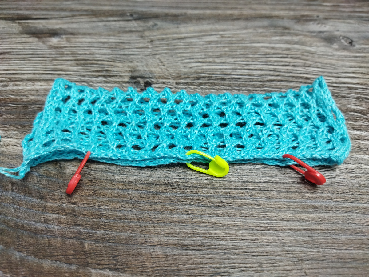 Жёлтый маркер показывает центр, красные - до какого места необходимо сшить