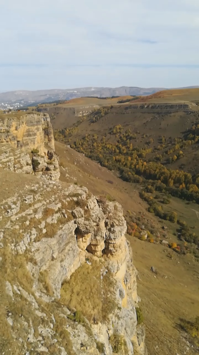 Вид с выносной платформы. Как раз место, где кружились орлы.