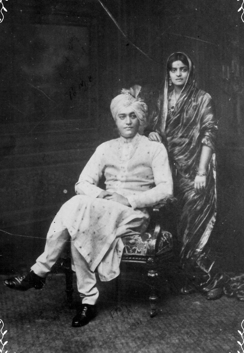 Родители Джагаддипендра: махараджа Джитендра Нараян с женой Индирой Деви