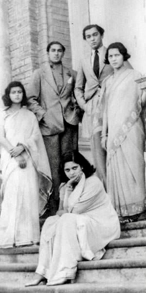 Махараджа Джагаддипендра Нараян с сестрами и братом 