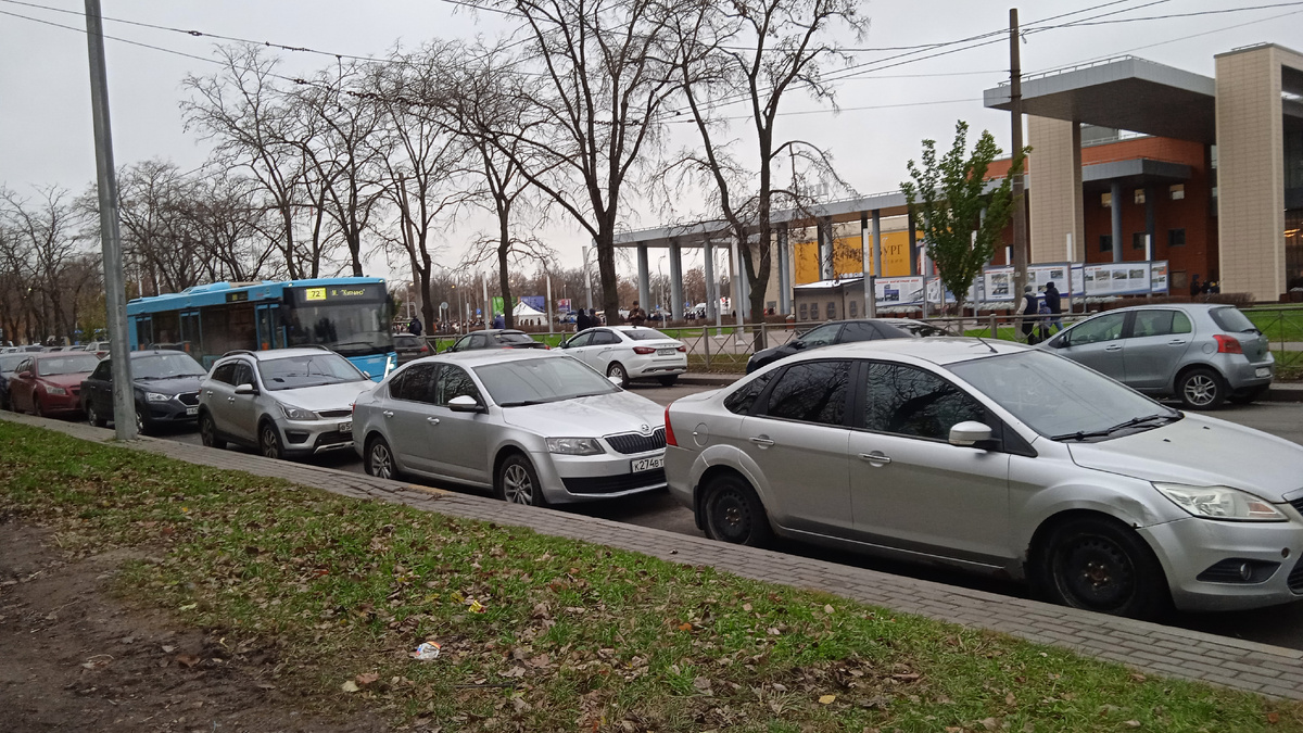 Машины выстроились у поребрика
