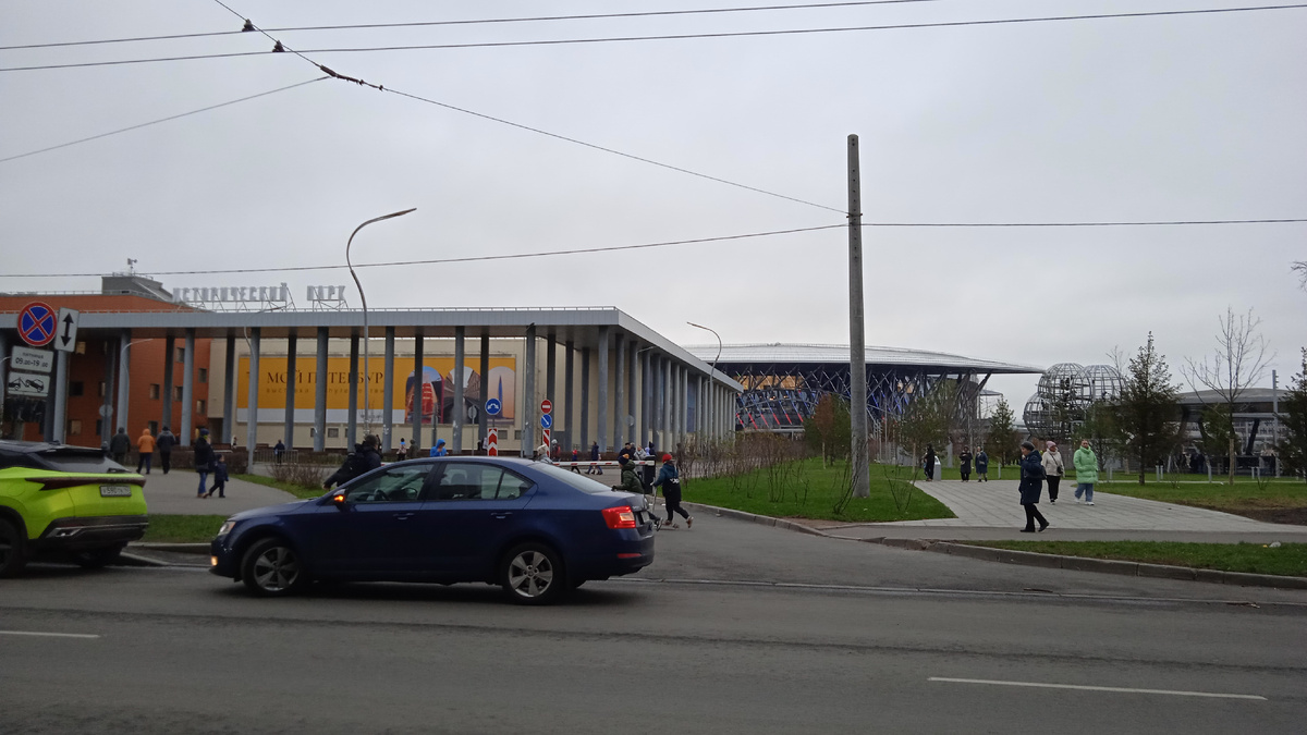 А вдали виден новый СКК-
