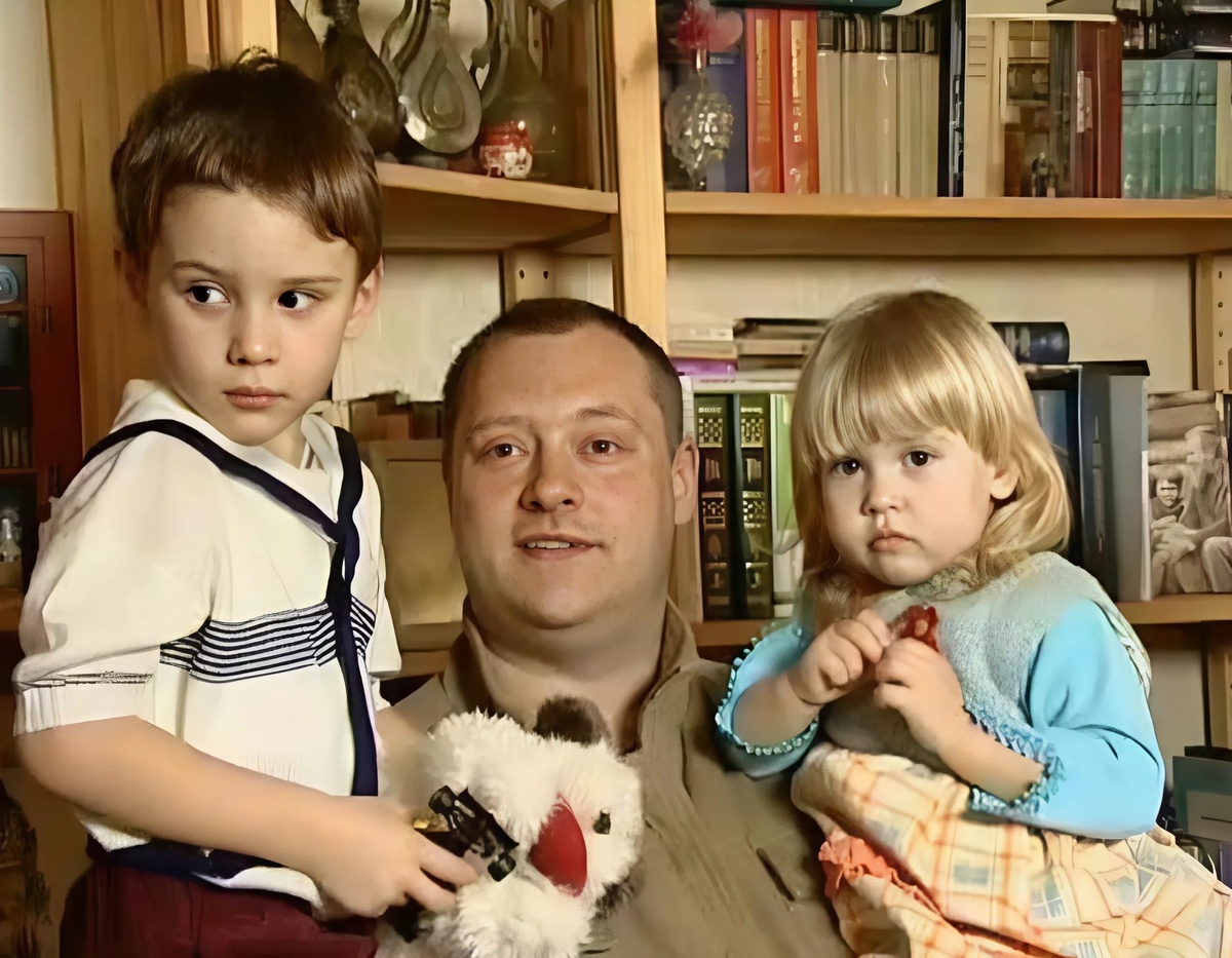 Аркадий Высоцкий с дочкой Машей и сыном Мишей